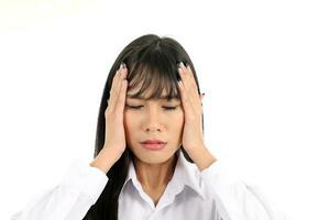 ansiktsbehandling uttryck ung asiatisk kvinna kontor klädsel vit bakgrund huvudvärk hand på huvud öga stänga foto