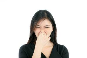 ansiktsbehandling uttryck ung asiatisk kvinna kontor klädsel vit bakgrund finger stängning näsa äcklig dålig lukt foto