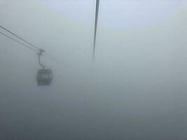 kabel- bil rida ngong ping 360 hong kong på regnig dimmig molnig dimmig dimma dag låg synlighet foto
