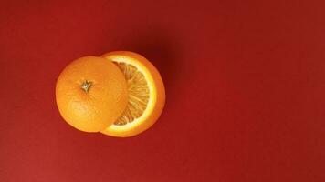 friska orange skära flytande topp skiva juice dryck aning begrepp på röd bakgrund foto