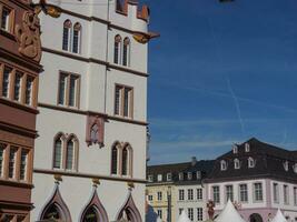 de gammal stad av trier på de mosel flod i Tyskland foto