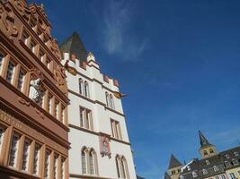 de gammal stad av trier på de mosel flod i Tyskland foto