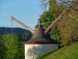 de små stad av saarburg på de saar flod i Tyskland foto