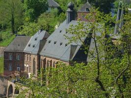 de små stad av saarburg på de saar flod i Tyskland foto