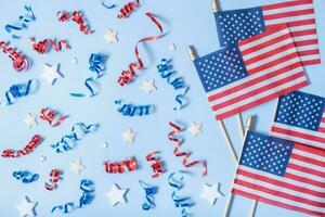 USA oberoende dag begrepp. USA flaggor och röd och blå spiraler och vit stjärnor topp se, platt lägga på blå bakgrund foto