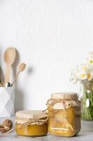 burkar med honung och valnötter. valnötter i honung i de kök interiör foto