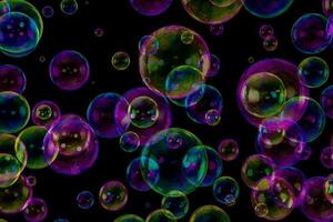 tvål bubblor täcka över svart bakgrund foto