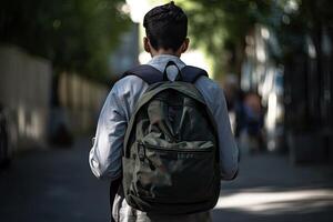 bak- se av en pojke med en ryggsäck gående på de gata, en Tonårs studerande bärande en skola ryggsäck, ai genererad foto