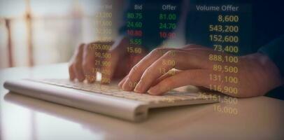 finansiell investering begrepp, affärsman skriver på dator tangentbord med virtuell handel Graf köpa och sälja dela med sig i begrepp av investering företag tillväxt och marknadsföring foto