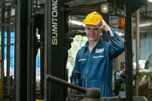 caucasian män ingenjör arbetstagare Kompetens kvalitet, underhåll, Träning industri fabrik. manlig krigande skyddande arbetskläder, hjälm. foto