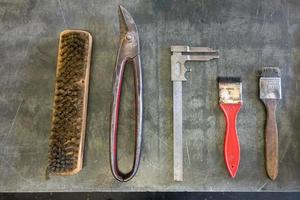snyggt organiserade verktyg i verkstaden på ett tryckeri foto