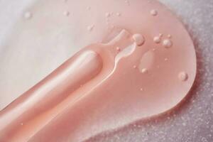 en pipett med en rosa kosmetisk lögner i en släppa. foto
