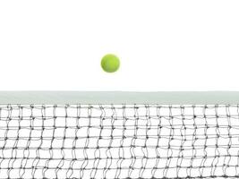 tennis boll flygande över de netto mot på en vit bakgrund foto