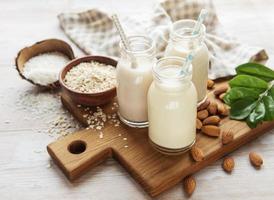 alternativa typer av vegansk mjölk i glasflaskor