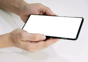 hand håll smart telefon vit tom skärm foto