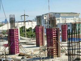 konstruktion industri byggnad häller betong pumps på de konstruktion webbplats foto