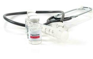 vaccin coronavirus flaska och medicinsk spruta på en vit bakgrund foto
