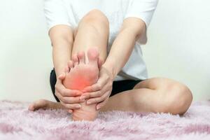 kvinnas ben gör ont, smärta i de fot gemensam sjukdomar och plantar fasciit sulor av fötter foto