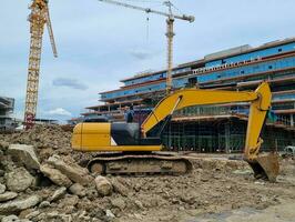 traktor på de byggnad webbplats de industriell konstruktion foto