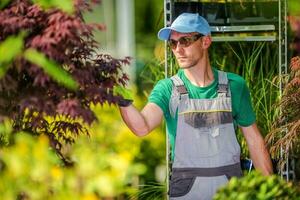 caucasian blomsterhandlare på arbete foto