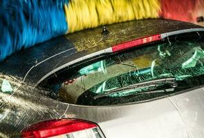modern bil i de bil tvätta foto