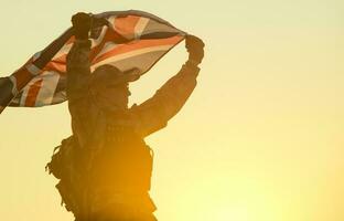 brittiskt soldat med Storbritannien flagga foto