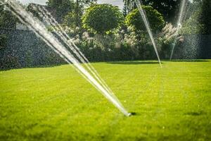 gräsmatta bevattning systemet i drift foto