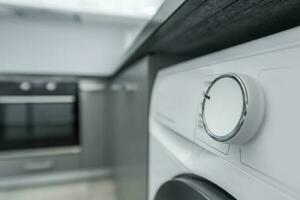 modern elegant tvättning maskin inuti lägenhet kök Plats foto