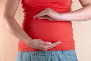 en närbild av en gravid kvinnas mage foto