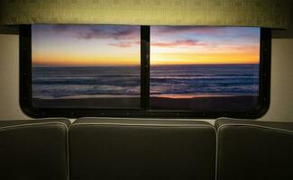 naturskön hav solnedgång genom motor Hem rv fönster foto