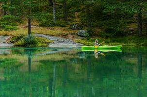 kayaker tar glacial- sjö resa foto