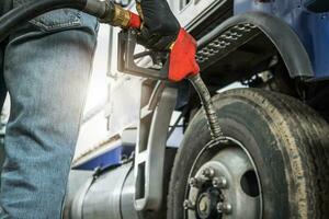 semi lastbil förare handla om till tanka hans traktor lastbil med diesel bränsle foto