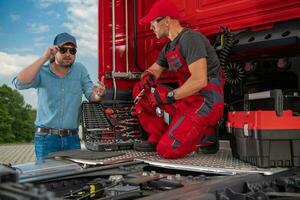 trucker och professionell lastbil mekaniker foto