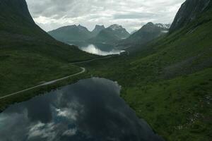 naturskön bergen och sjöar av senja ö i de Norge foto