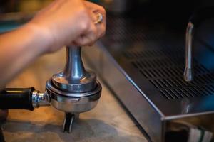 barista hand som gör kaffe från maskinen foto