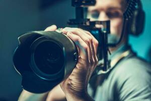 amatör film tillverkare skytte en ny filma med hans video kamera foto