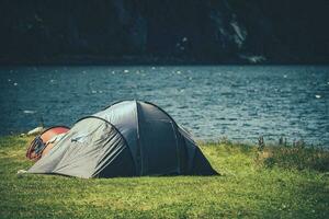 camping tält på de sjö Strand foto