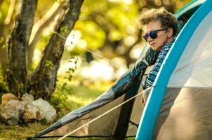 senior kvinna tält camping foto