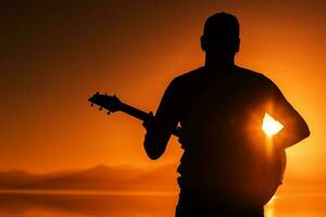 gitarr spelar på solnedgång foto