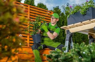 trädgårdsmästare byggnad ny bostads- bakgård trädgård med stor beställnings- tillverkad trä- planteringsmaskiner foto