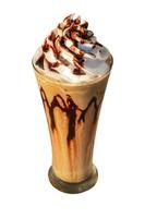 iced latte frappuccino med vispad grädde i högt glas isolerad på vit bakgrund foto
