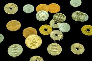 topp se och närbild av japan valuta mynt isolera på svart bakgrund. foto