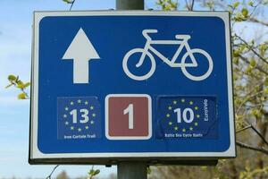 europeisk väg tecken utse en Spår eller en körfält obligatorisk för cykler utan sidvagn eller trailer foto