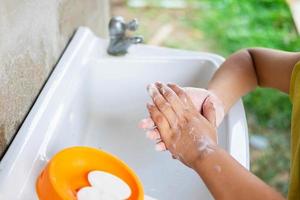 tvätta händerna med tvål för att förhindra virus som covid foto