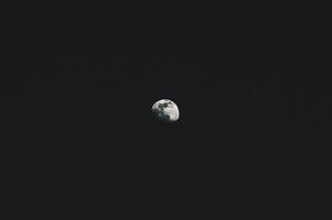 grå månecloseup i den mörka himlen foto