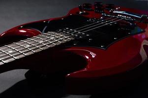 röd elgitarrcloseup på svart bakgrund foto