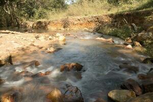 de små flod känd som rio dos goianos den där flöden in i de vattenfall känd som cachoeira boqueirao i paranoa, Brasilien, nära brasilia foto