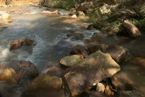 de små flod känd som rio dos goianos den där flöden in i de vattenfall känd som cachoeira boqueirao i paranoa, Brasilien, nära brasilia foto