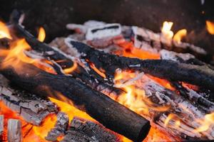 brinnande kol i brasan för grill foto