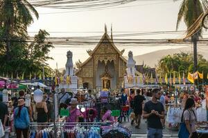 söndag gående gata natt marknadsföra, de största och bäst chiang mai natt marknadsföra belägen på tha phae gående gata i chiang maj, thailand. den allmänt börjar runt om 16.00 på söndag foto